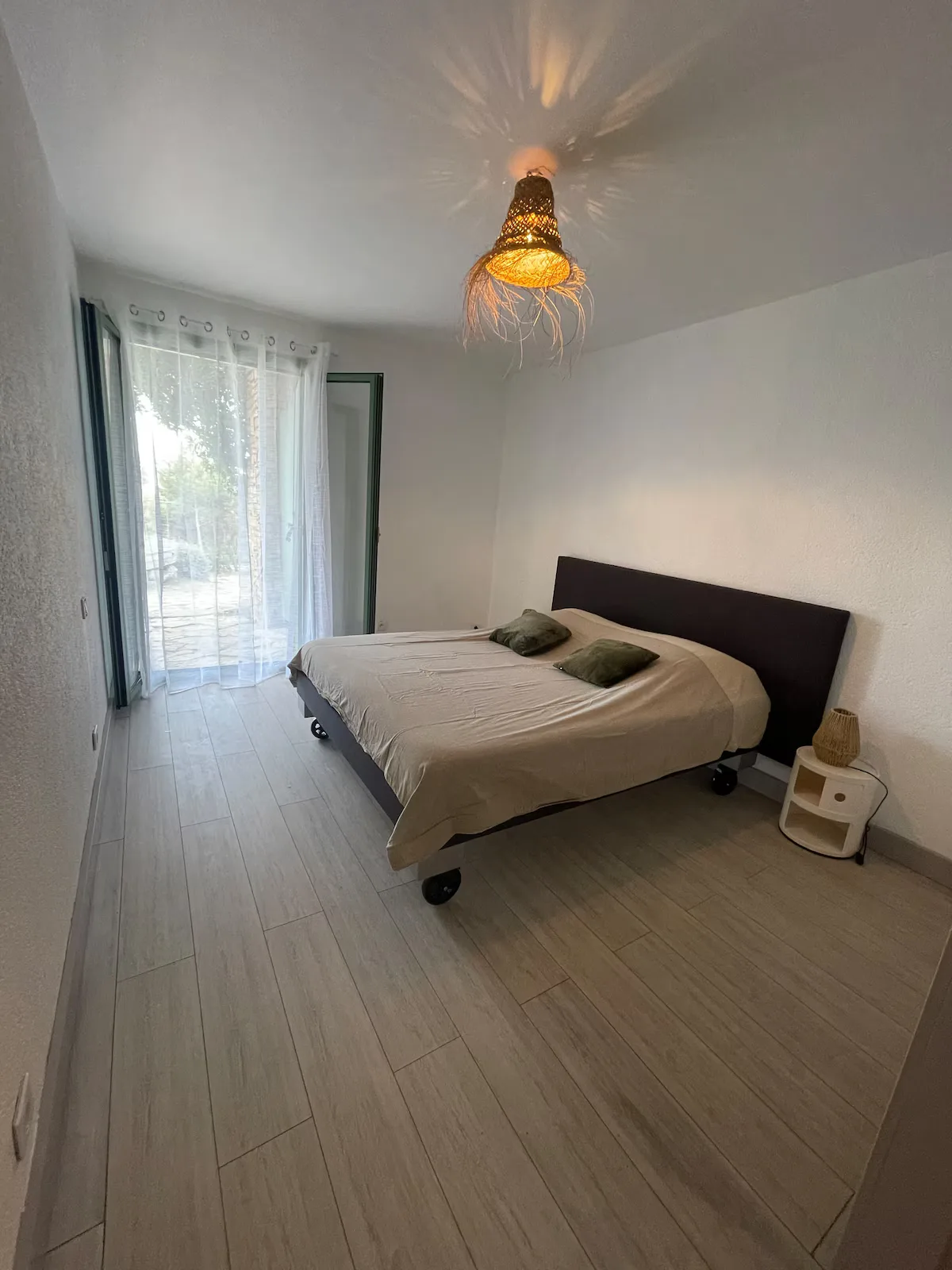 Chambre spacieuse avec lit double et vue sur le jardin