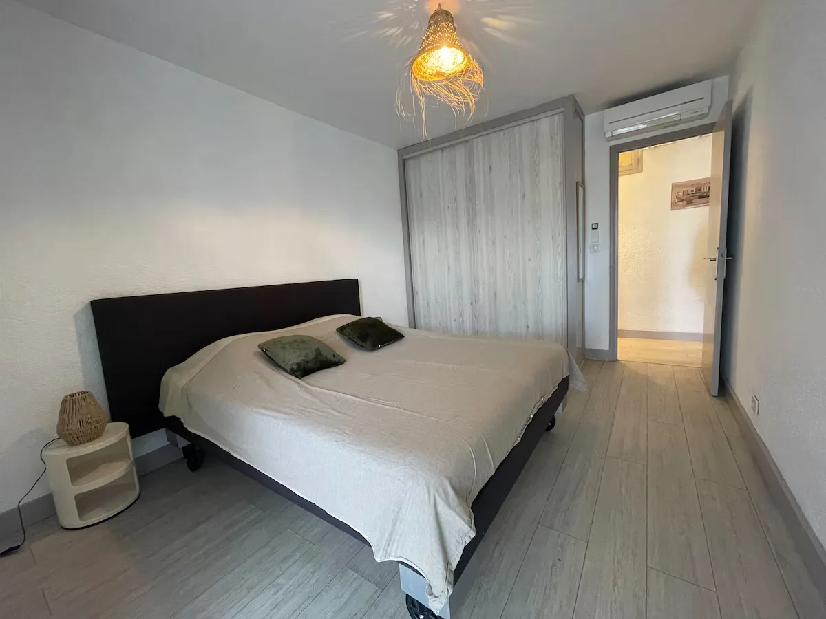 Chambre lumineuse avec lit double et placard