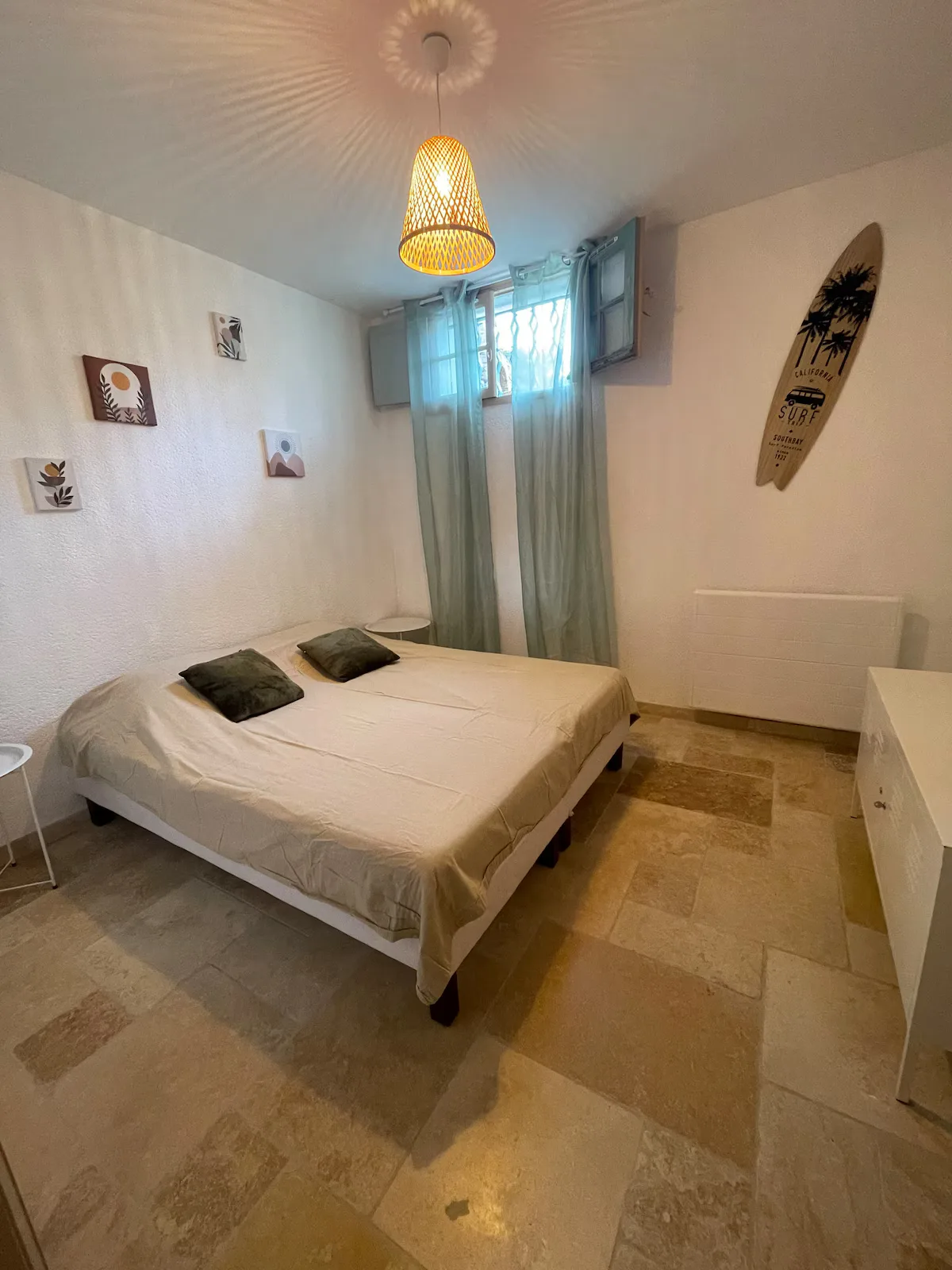 Chambre décorée avec lit double et coffre de rangement