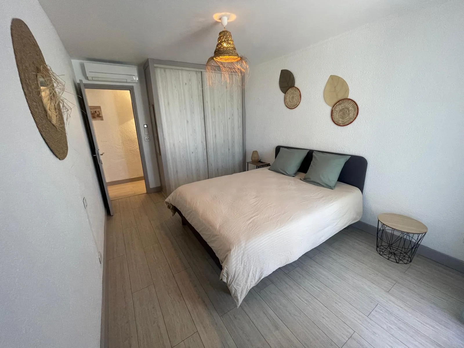 Chambre décorée avec lit double et armoire de rangement
