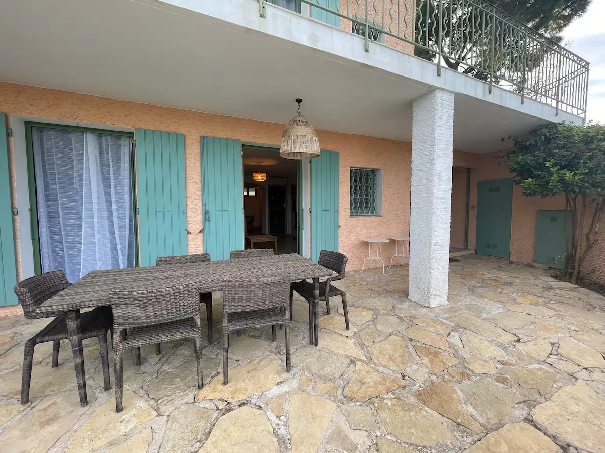 Terrasse extérieure disposant d'une table pour 6 personnes