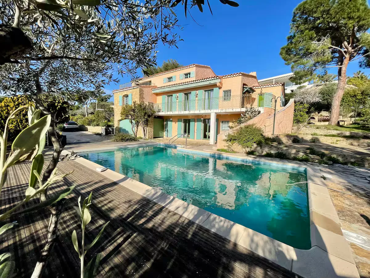 Vue grand angle de la villa et la piscine privée à louer au port d'Alon