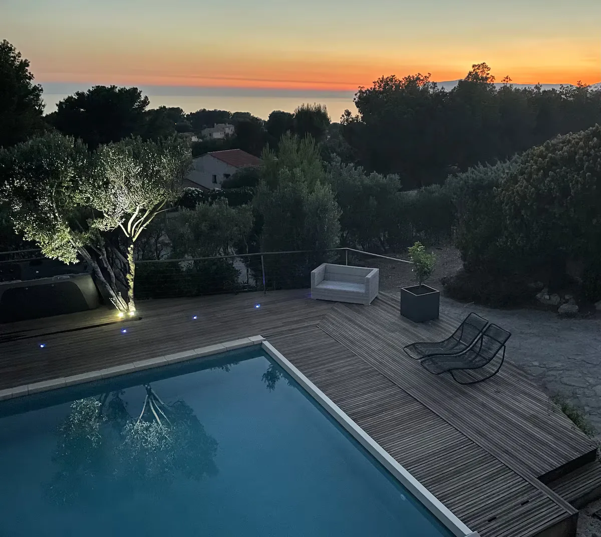Piscine privée avec vue sur la mer depuis le domaine du port d'Alon