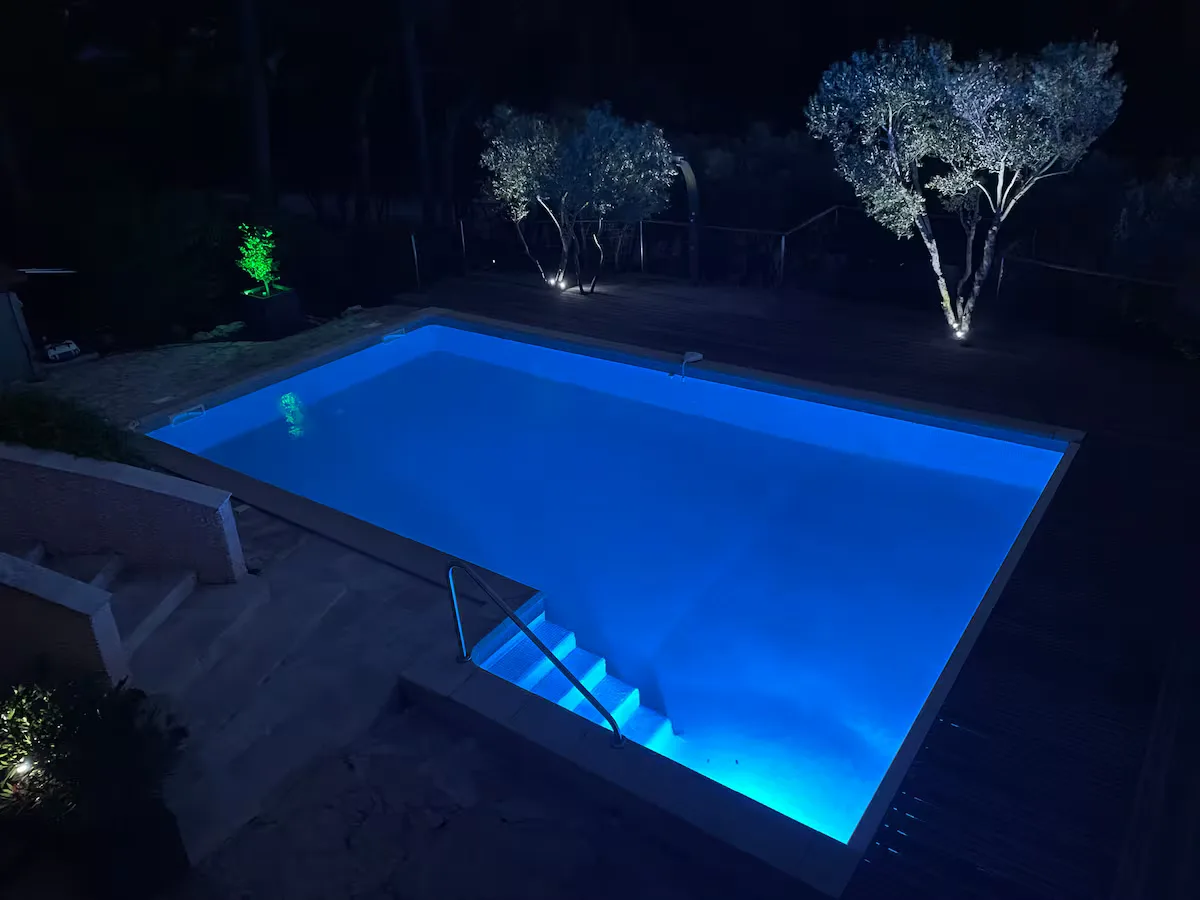 Piscine privée de la villa éclairée la nuit