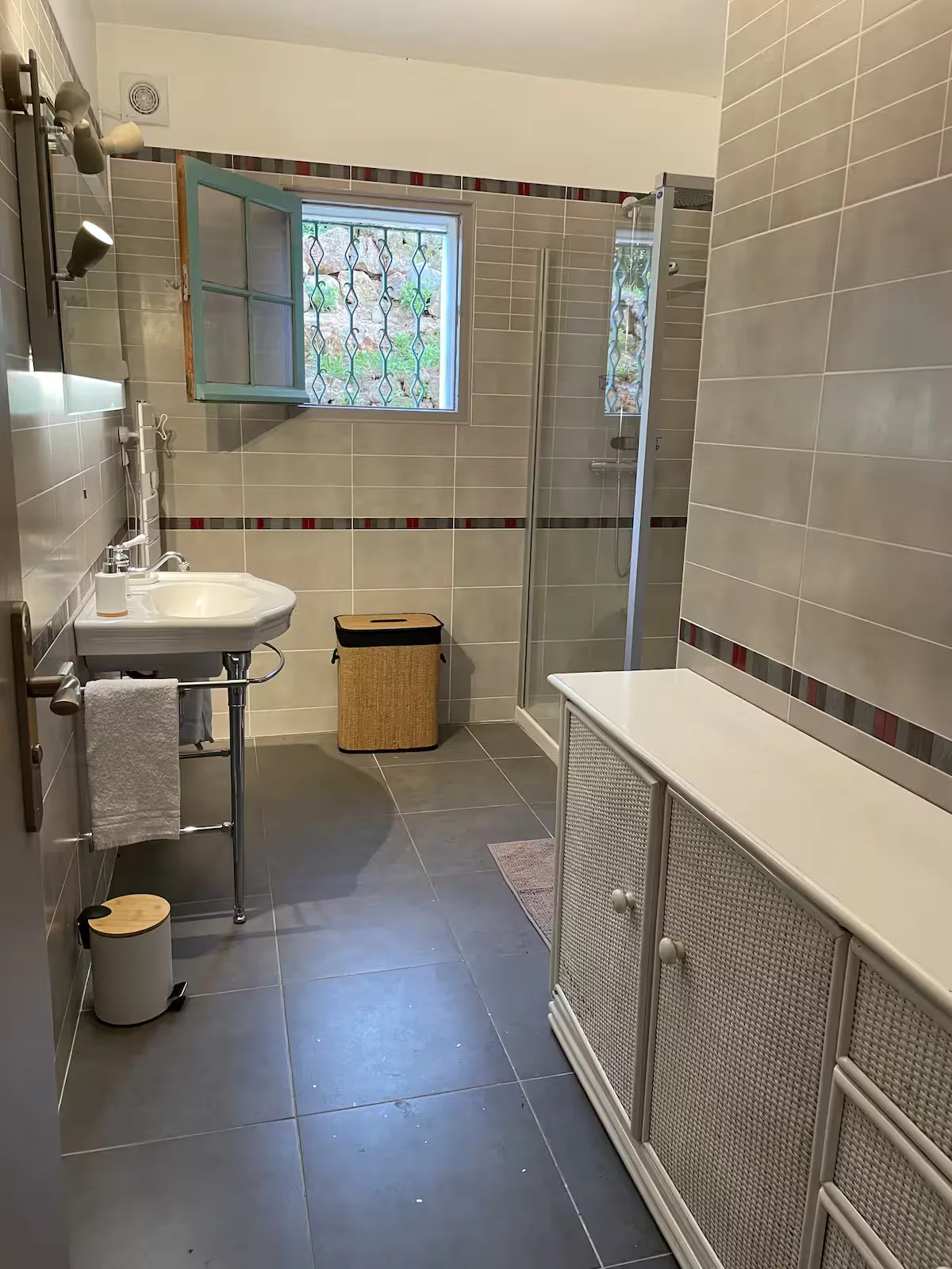 Salle d'eau moderne avec douche, villa estivale