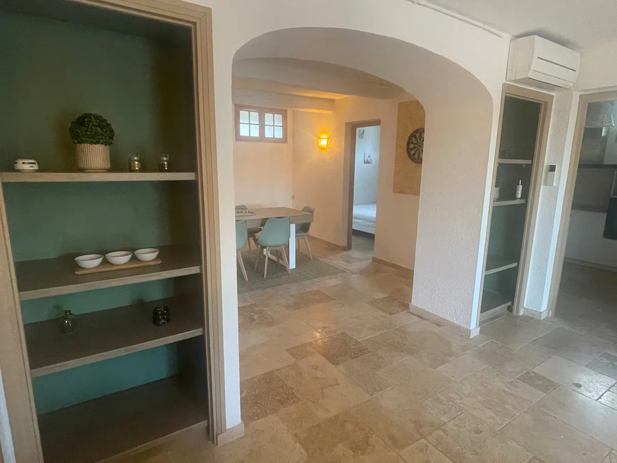 Hall d'entrée de la villa avec rangements
