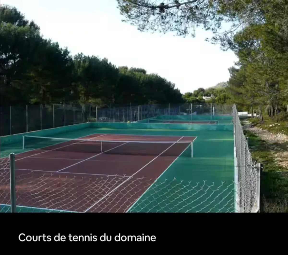 Terrain de tennis du domaine à disposition des locataires