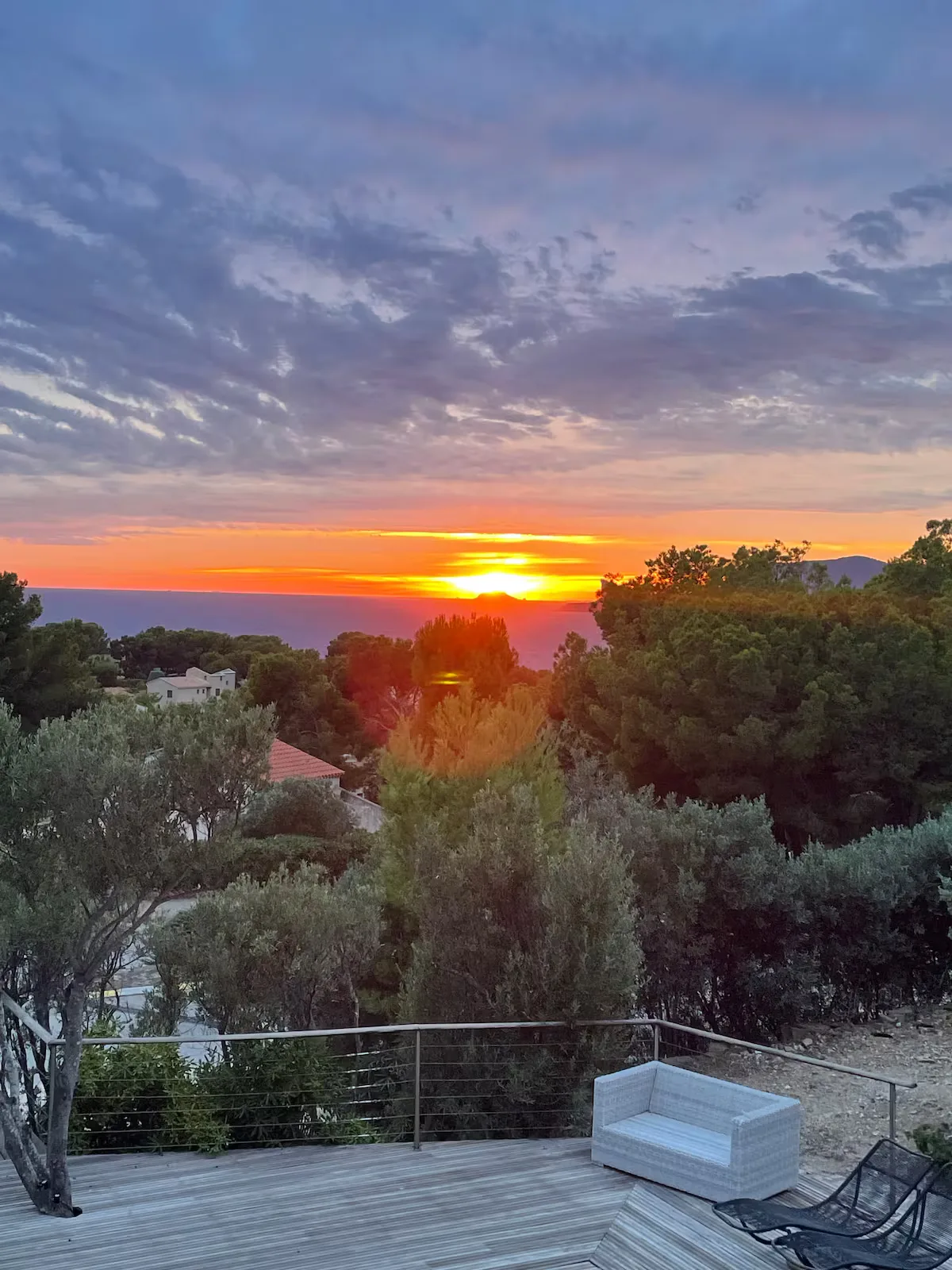 Paysage coucher de soleil sur la mer vu depuis la terrasse de la villa du port d'Alon